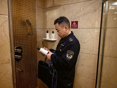 聚焦“小瓶罐” 守护“大民生”——湘潭县市场监管局开展酒店宾馆客用化妆品专项检查