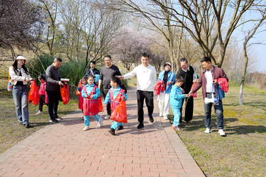 天易金霞小学：争当小雷锋 守护母亲河