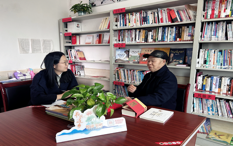 射埠镇：农家书屋里的“银发”阅读榜样