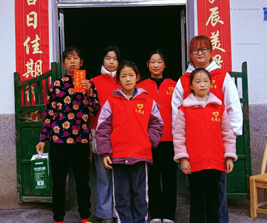 三月春风暖人心 雷锋精神代代传 ——排头中心小学师生为困难家庭送温暖