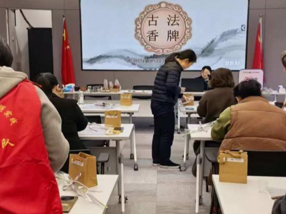 易俗河镇大湖塘社区：古法制香承雅趣 一牌一香伴平安
