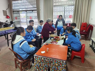 童心暖夕阳、关爱伴晚年——易俗河镇晓木塘社区学雷锋志愿服务情暖老人心