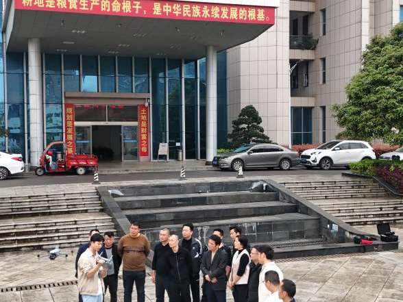 无人机培训强“技防” ——湘潭县筑牢耕地保护“空中防线”