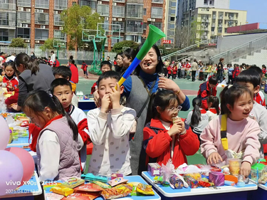 春风里的“五育”答卷：赵家洲中心小学爱心义卖暖春日