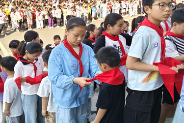 花石镇中心小学举行2026年少先队新队员入队仪式