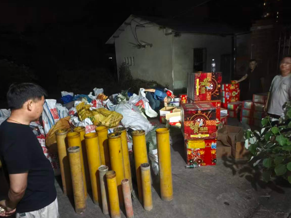 易俗河镇：严查非法储存烟花爆竹 筑牢安全防护防线