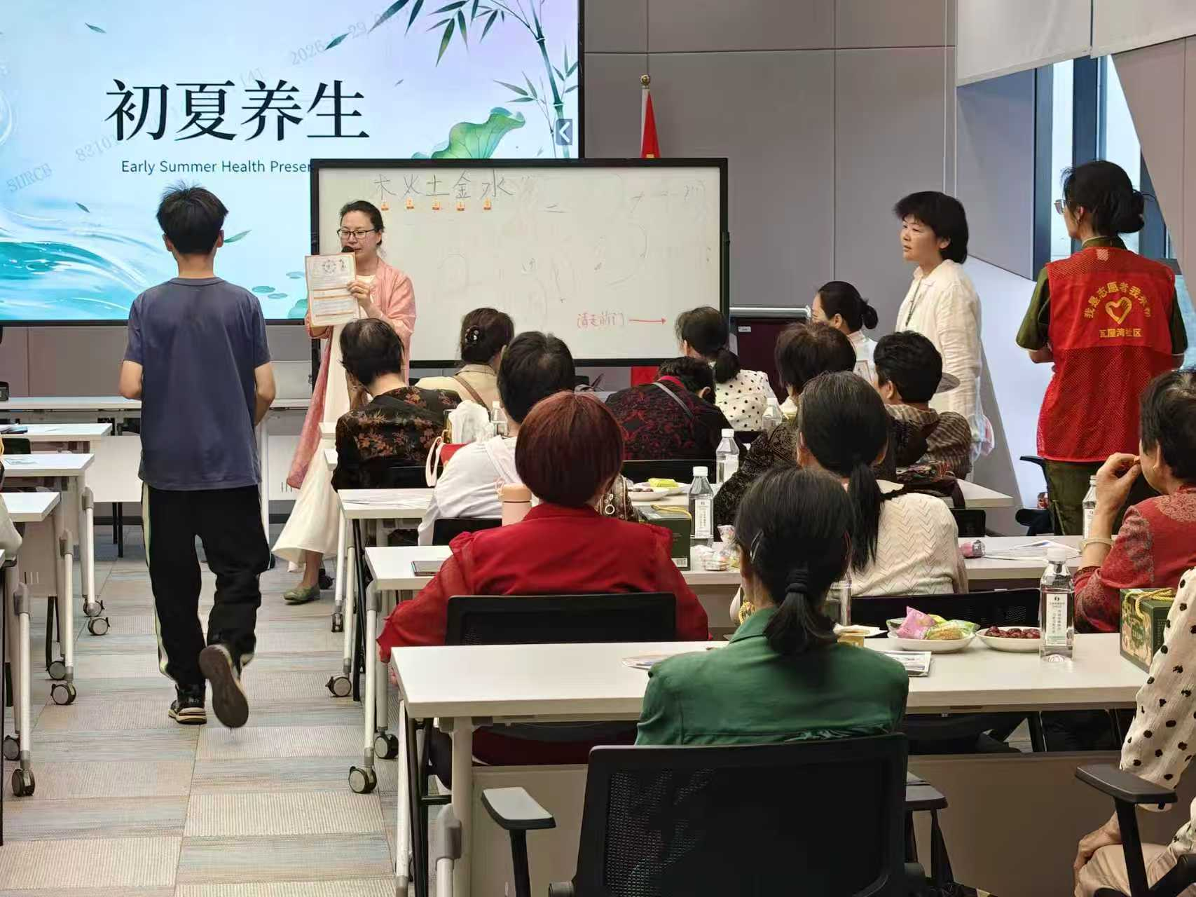 易俗河镇瓦屋湾社区：举办初夏中医养生讲座 提升居民健康素养