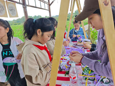 春日鸢尾盛放 美育赋能乡野——黄荆坪中心小学携手湘潭大学开展户外美育实践活动