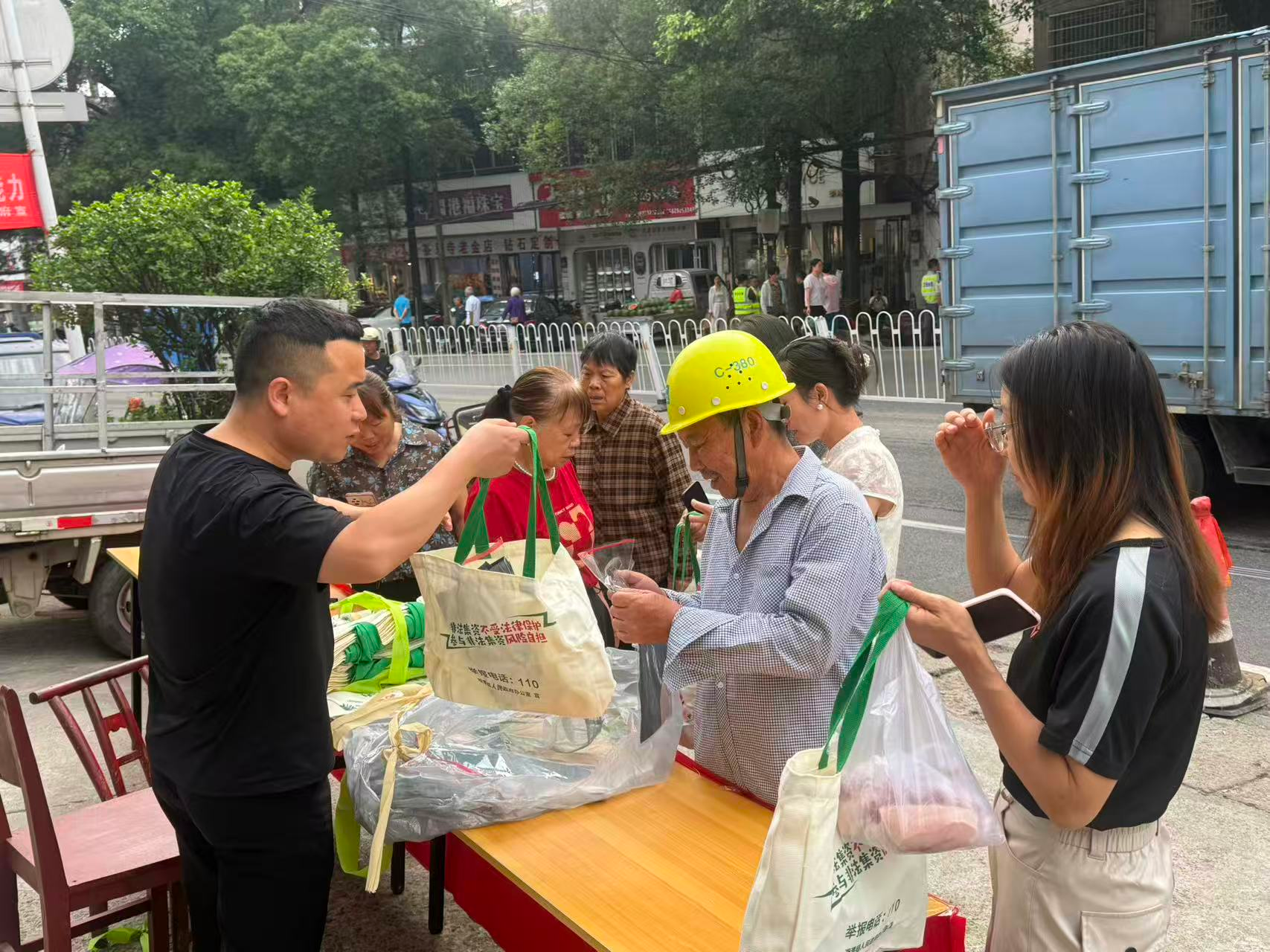茶恩寺镇开展防范非法集资宣传活动