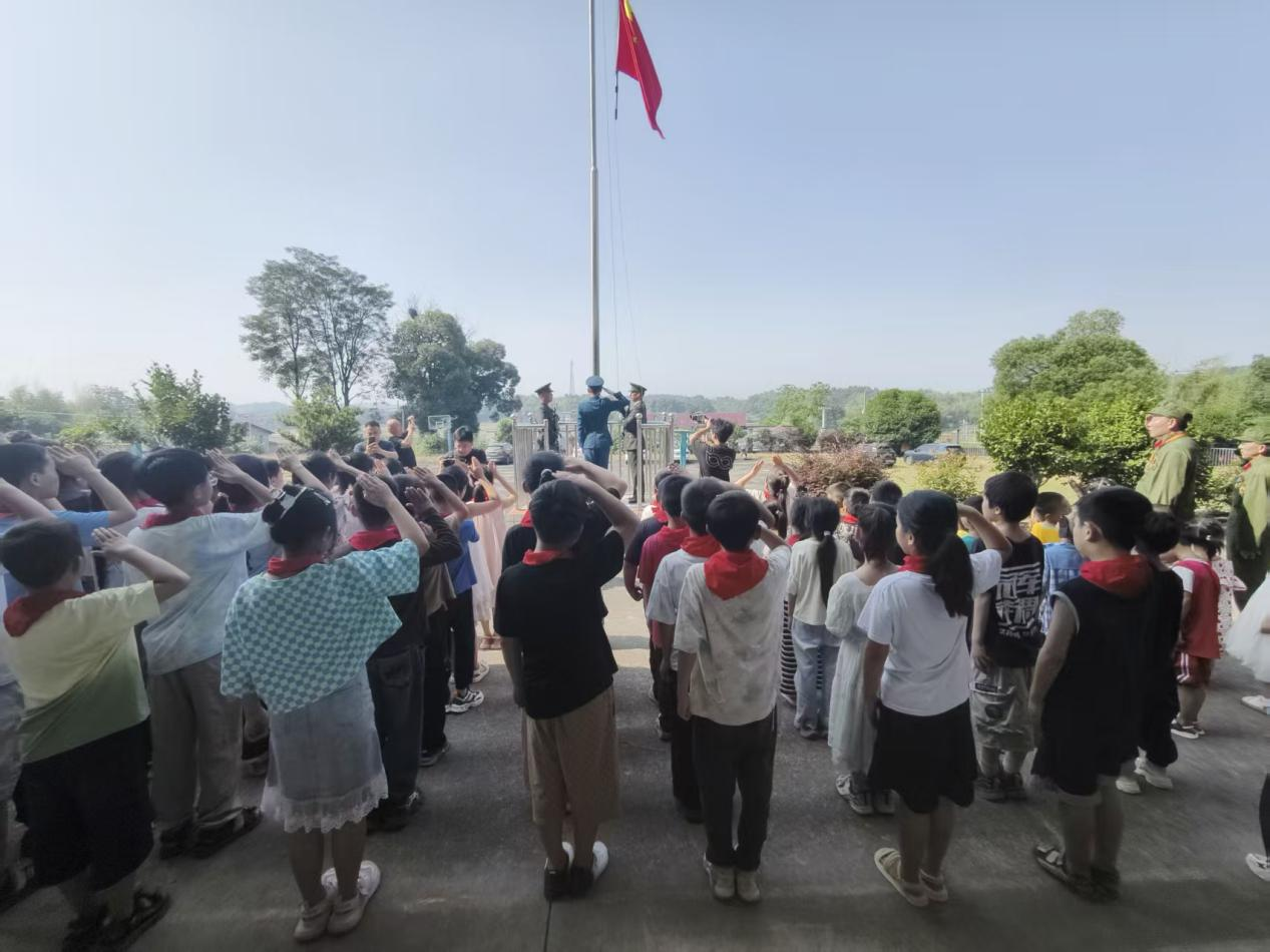 谁是今日升旗手？乡村学子迎来特殊升旗仪式