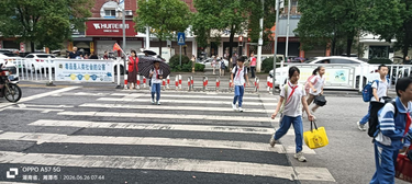百花小学：“你上学 我上岗”    织密校园“安全网”