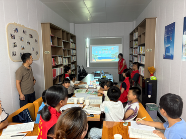 书香润童心 实践筑梦想——青山桥镇高屯村农家书屋迎来大学生“三下乡”志愿服务队