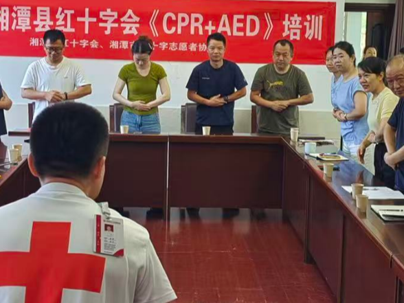 应急救护培训进机关   县红十字会举办“心肺复苏CPR+AED”培训