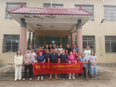 情暖“一老一小” 让党群服务中心更有温度