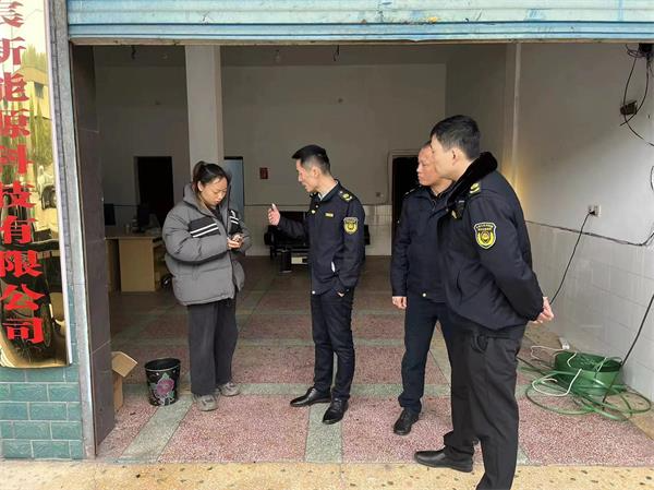 易俗河镇：开展专项整治 提升国道“颜值”