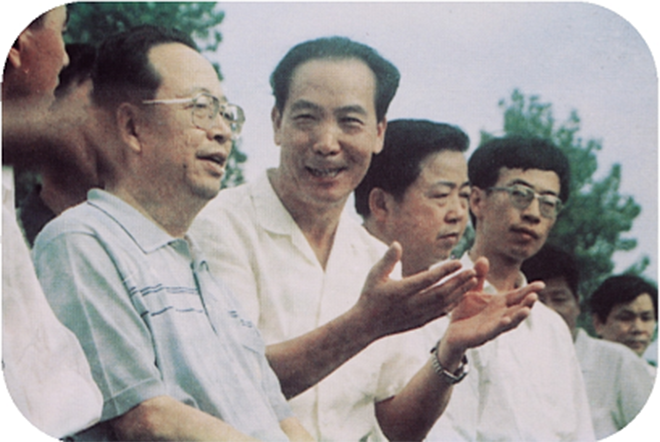 1999年6月20日,县政协主席李罗莹陪同省委书记杨正午视察湘潭县湘莲生产情况。