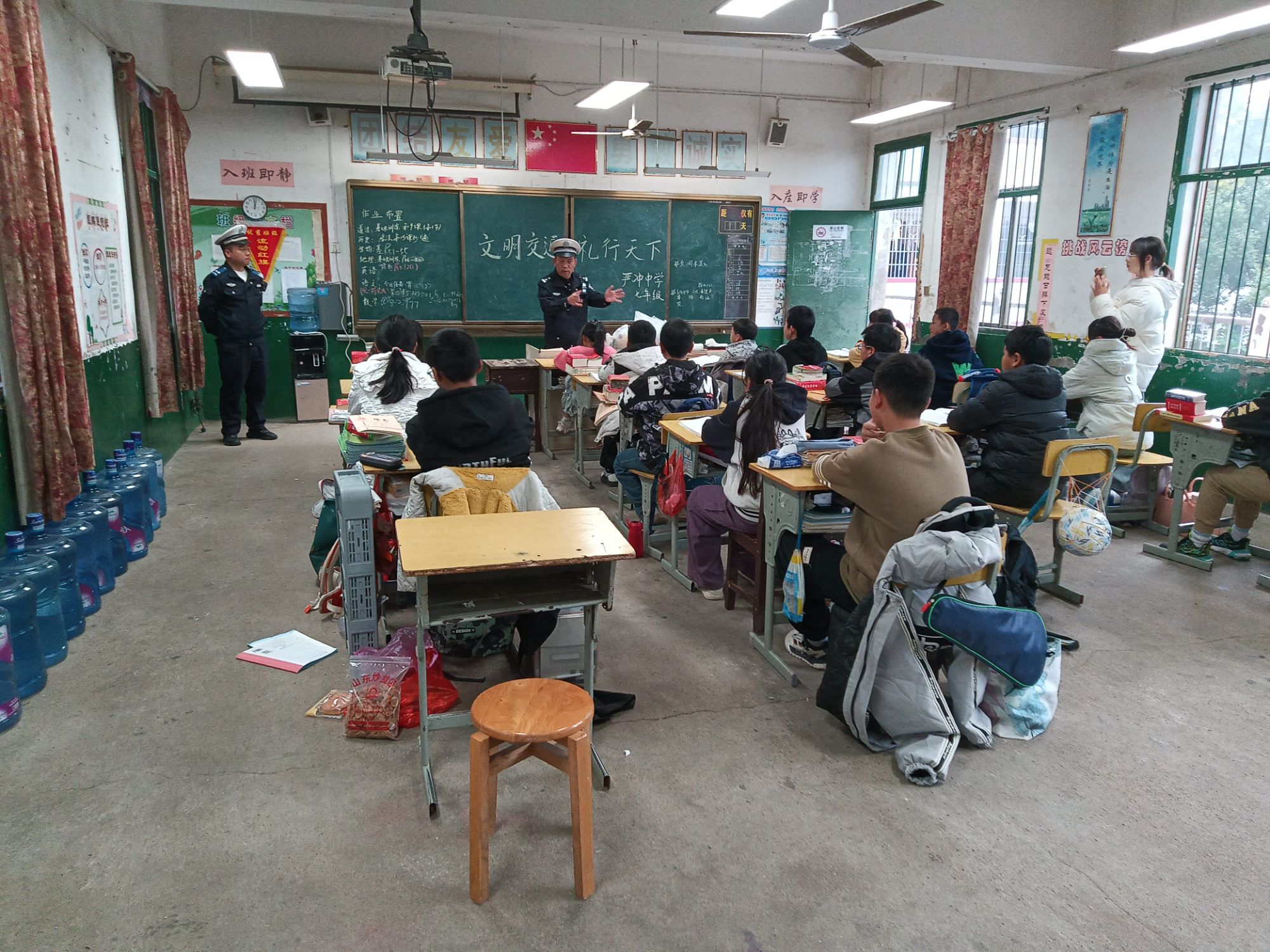 排头乡严冲中学：交通安全进校园 文明出行记心间