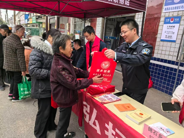 锦石乡：赶集日话禁毒 宪法护航平安路