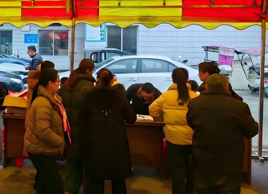 中路铺镇：人大代表进集市 暖心送福守平安