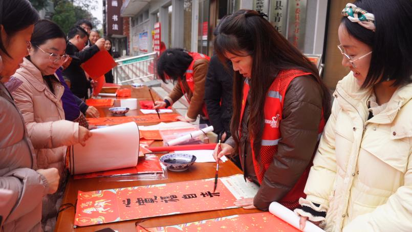 【新春走基层】  猜灯谜、写春联   这个活动年味满满！
