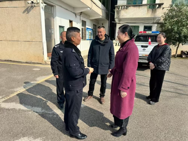 花石镇：情系一线守岁人，新春慰问暖人心