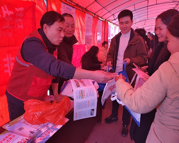 守住钱袋子，护好幸福家——石潭镇开展防非反诈宣传活动
