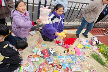 花石镇中心小学开展“学雷锋·献爱心”主题义卖活动