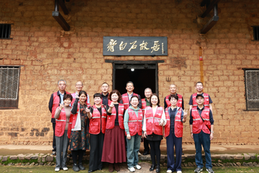 银发聚力赴杏村 党建书香暖民心——湘潭县融媒体中心退休干部党支部赴杏花村开展主题党日系列活动