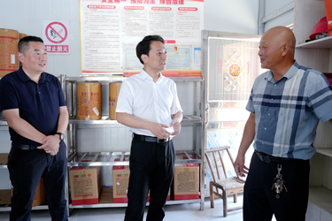 王利带队开展烟花爆竹领域安全隐患大排查大整治与食品安全督导检查