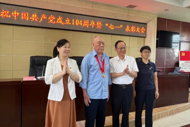 县科工局退休干部党支部开展6月主题党日暨“七一”表彰大会