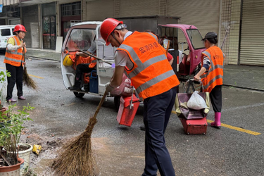 暴雨过后，再现“城管速度” ——县城管执法局迅速实现道路清淤整洁