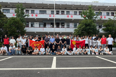 守护青春 薪火相传 安全教育与红色宣讲进校园
