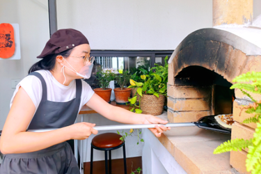 女白领稻田边开“村咖”