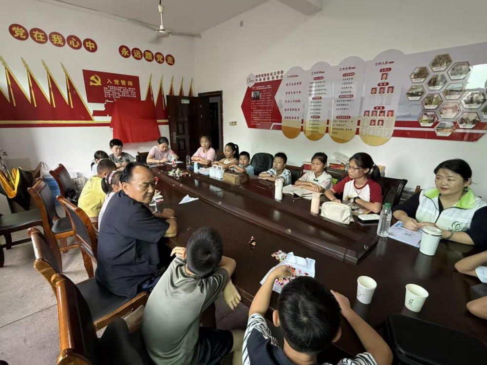 银发映盛夏 薪火助成长 中路铺镇银发人才助力暑期托管课堂