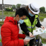 冷水滩：凤凰园交警大队深入农村积极开展“一带一盔”宣传活动