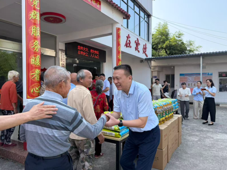 永州机场赴岚角山街道油榨头社区长者食堂开展爱心捐赠活动