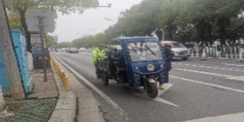 三轮车突发故障滞留路口 冷水滩交警暖心推车保畅通