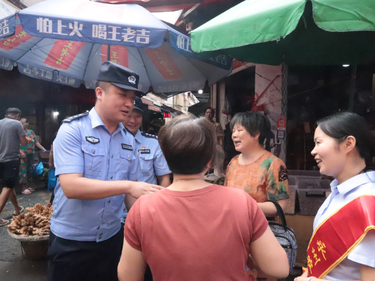集市反诈“零距离”！梅湾派出所警银联动送上“防骗锦囊”