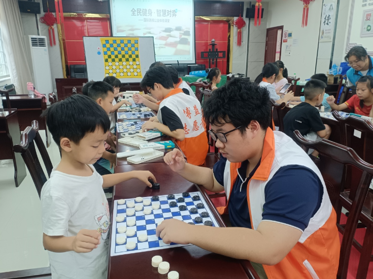 全民健身 智慧对弈！国际跳棋公益课堂走进凤凰街道暑期公益课堂