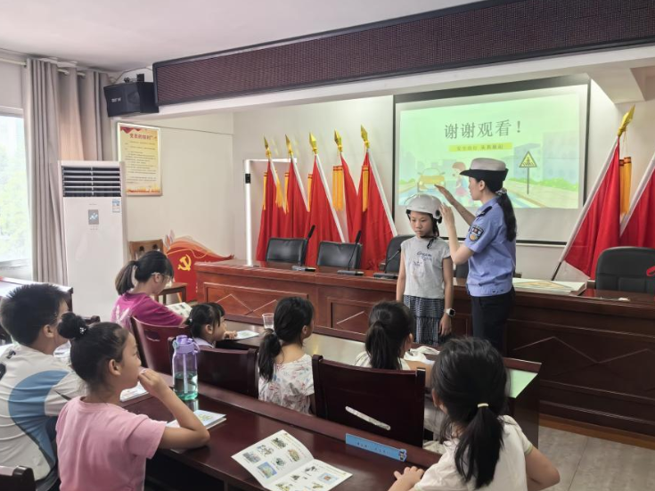 珊瑚街道珍珠塘村暑期公益托管班开设“交通安全”主题教育课堂