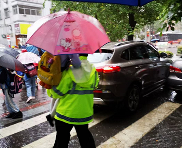 冷水滩交警暴雨中抱学生蹚水过马路获点赞_副本.png