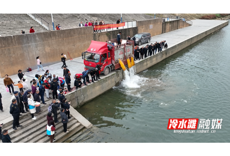 永州冷水滩：5万尾鱼苗放流 湘江流域又添“新住客”