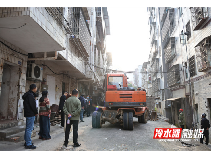 冷水滩区多部门联合整治无证违章建筑 提升社区人居环境