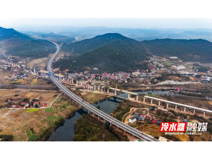 邵永高铁跨芦洪江特大桥首联连续梁顺利合龙