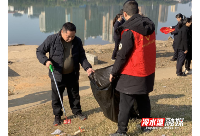 冷水滩区水利局联合区检察院开展学雷锋月“清河净滩”志愿行动
