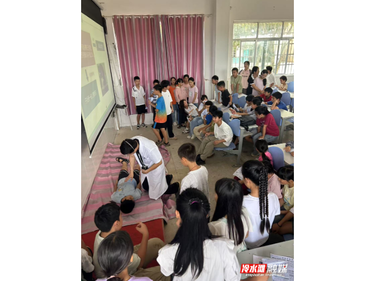 普利桥镇多部门联合开展校园安全教育活动