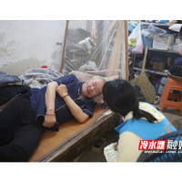 马路街社区联合爱心企业开展庆“七一”困难党员慰问活动