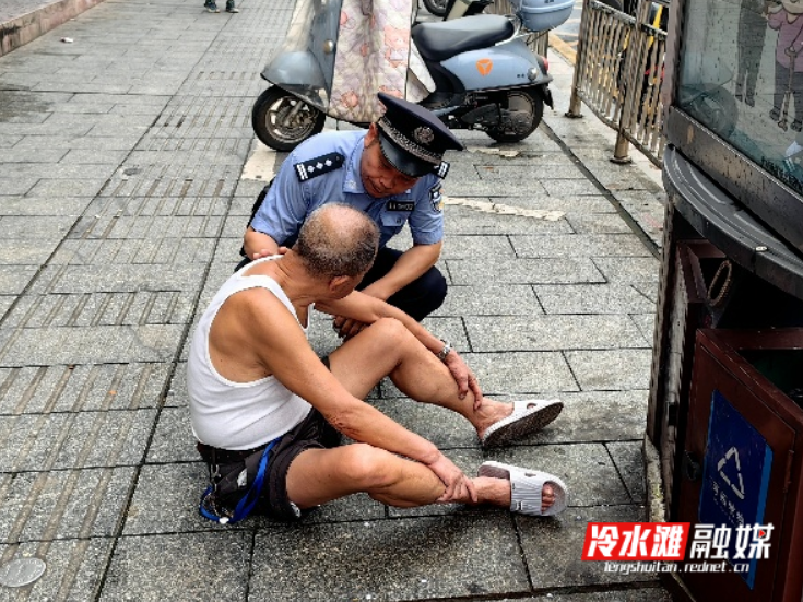 【平安护航2025】从护学岗到暖心岗 社区民警李飞紧急救助摔倒老人