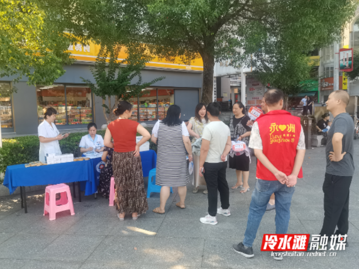 暖心义诊进社区 健康服务“零距离”