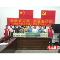 梅湾街道清桥社区联合爱心企业开展“高温送清凉”公益活动